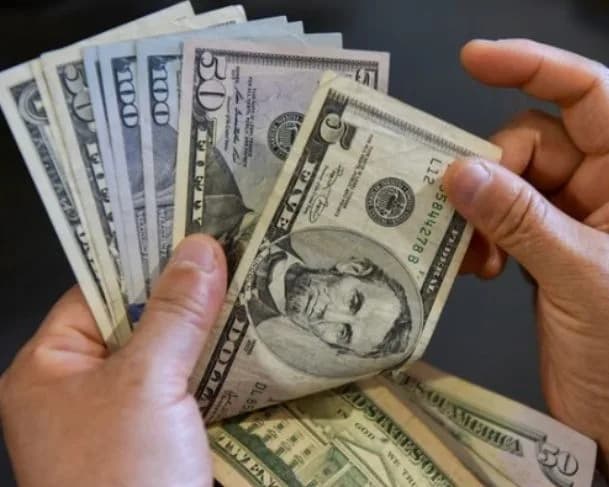 Dólar fecha em menor índice pós-tarifaço do governo Trump