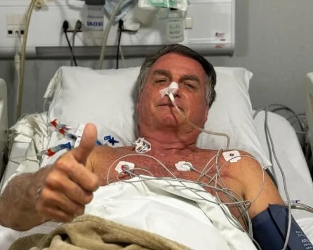 Bolsonaro posta foto no hospital e tranquiliza seguidores