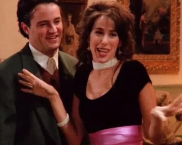 Atriz de Friends afirma que recebeu visita do espírito de Matthew Perry após sua morte