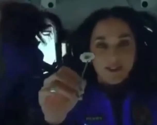 Katy Perry flutua no espaço com uma flor em imagens divulgadas pela Blue Origin