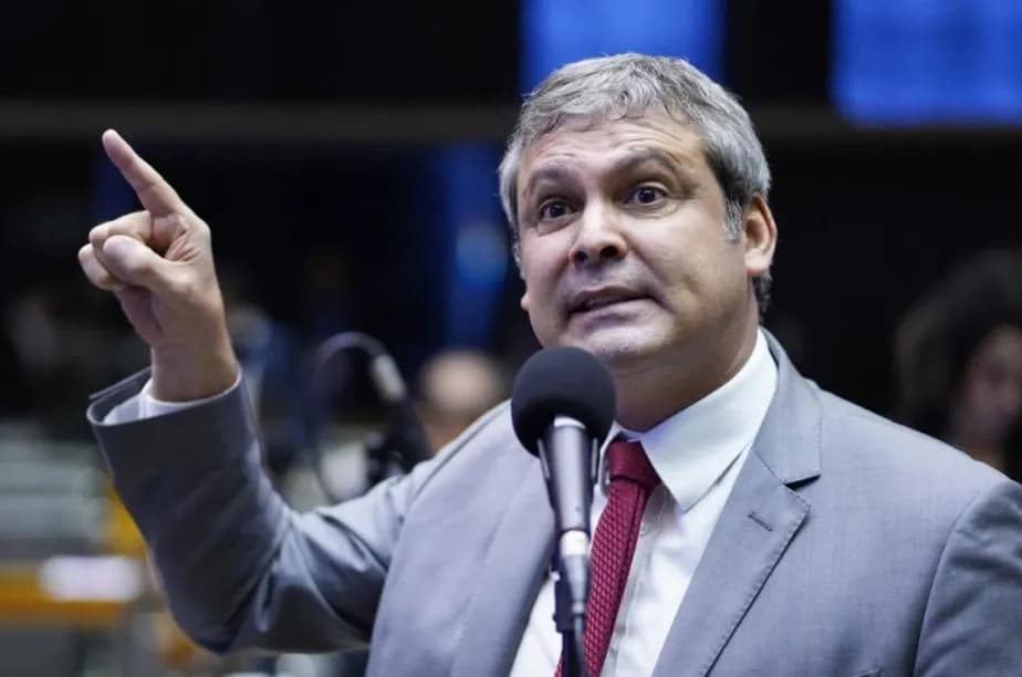 Líder do PT aciona STF contra Flávio Bolsonaro por post pedindo “ajuda militar” dos EUA