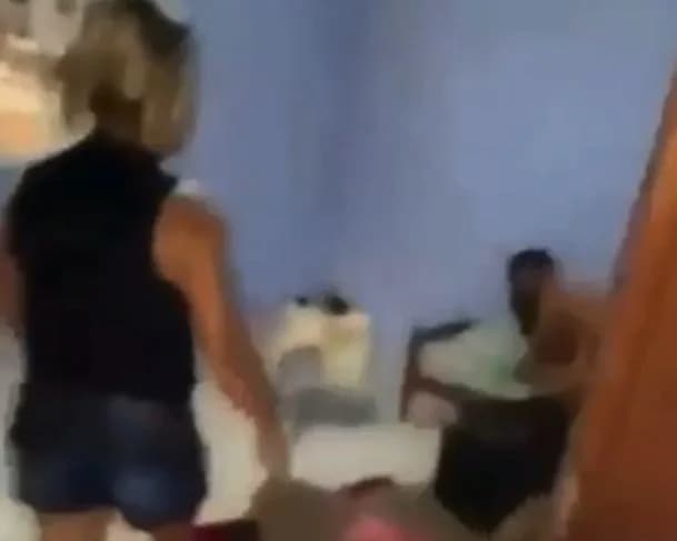 Mulher pega marido na cama com amante: “Tu me enganou por essa coroa”; veja vídeo