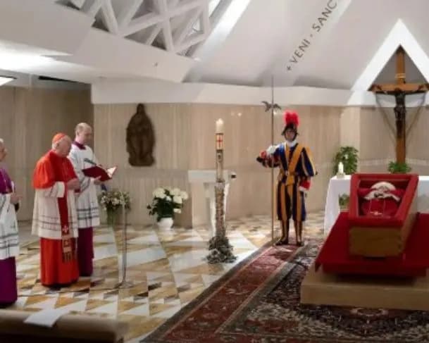 Davi Alcolumbre, Hugo Motta e Luis Roberto Barroso acompanham Lula ao funeral do papa Francisco