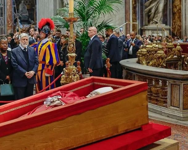 VÍDEO: Veja momento em que caixão do papa Francisco é fechado em cerimônia privada