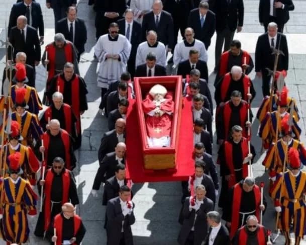 Fiéis tiram “selfie” próximo ao caixão do papa Francisco e dividem opiniões