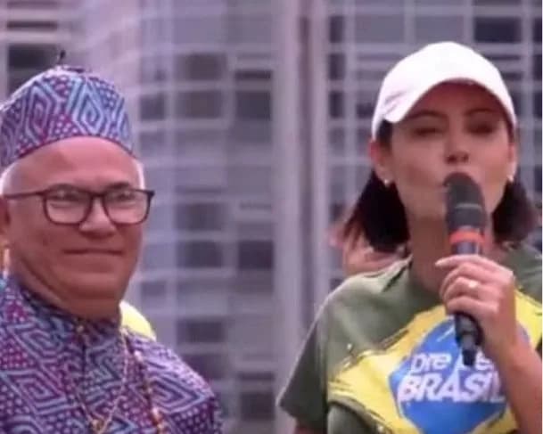 Pai de Santo de Anitta participa de manifestação pró-anistia ao lado de Bolsonaro
