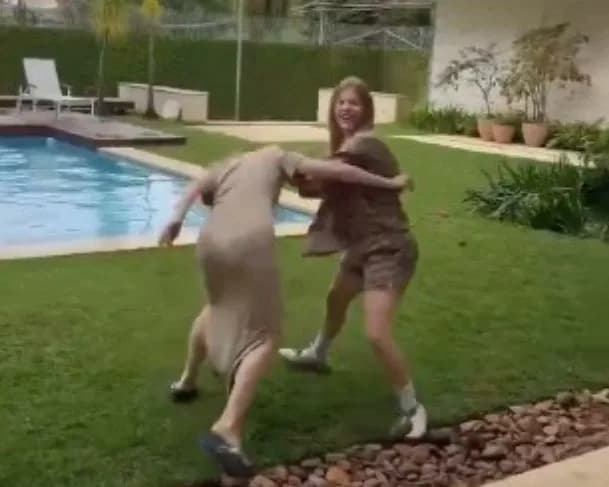 VÍDEO: Luísa Sonza derruba tia durante brincadeira e recebe críticas