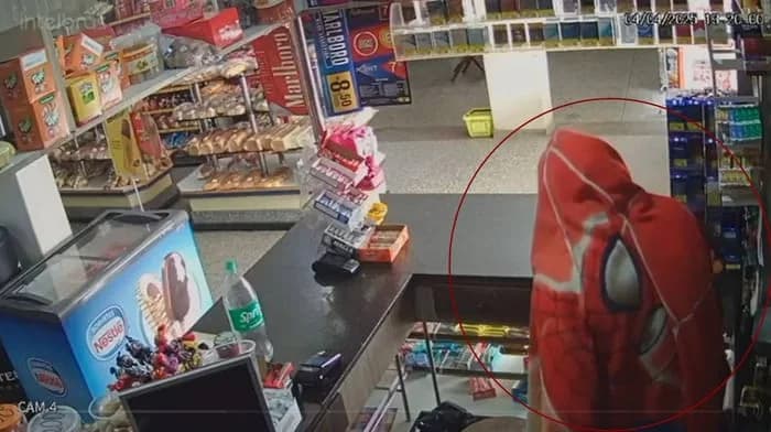 VÍDEO: Com toalha do Homem-Aranha, dupla rouba padaria no DF