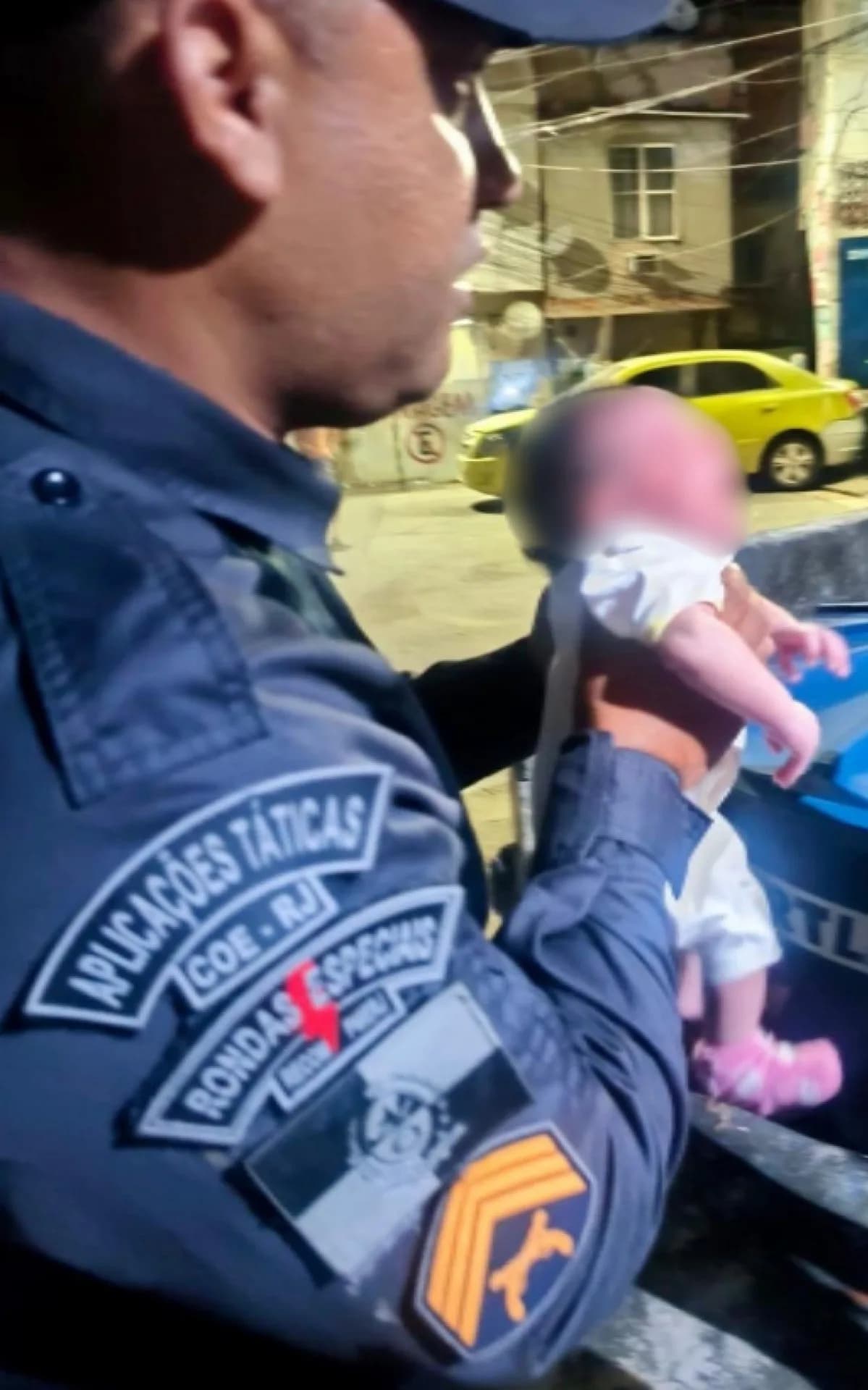 PMs salvam bebê engasgado com manobra de Heimlich, no RJ; avó agradeceu agentes