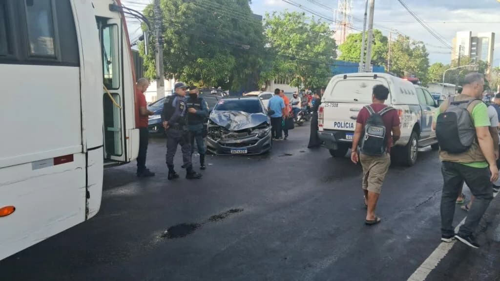 Acidente deixa trânsito caótico em Manaus