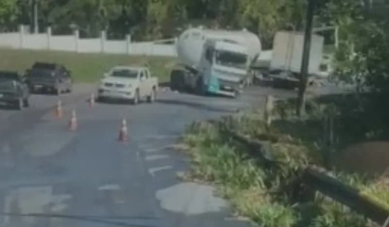 VÍDEOS: Acidente entre carretas deixa feridos e causa vazamento de combustível na AM-010