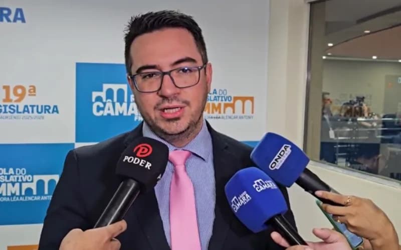 “Dá voto. Asfalto sempre deu”, dispara Rodrigo Guedes contra vice-prefeito de Manaus