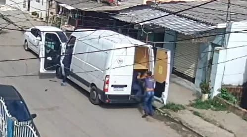 Veja momento que trabalhadores são sequestrados no Petrópolis