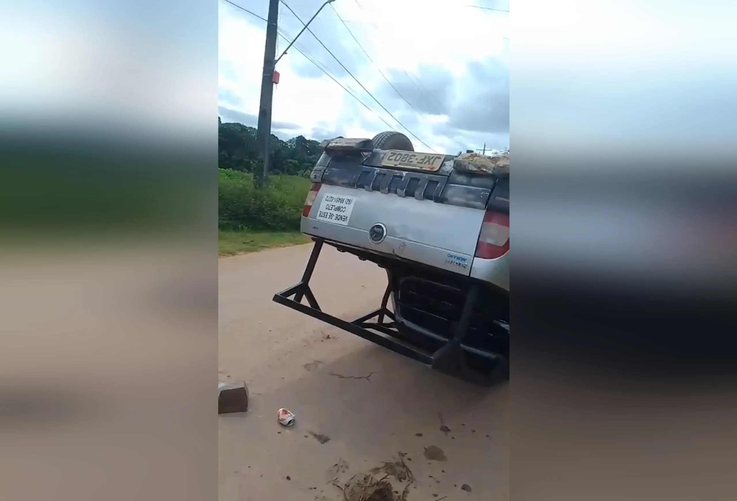 IMAGENS FORTES: Homem é encontrado morto em carro capotado em ramal da BR-174