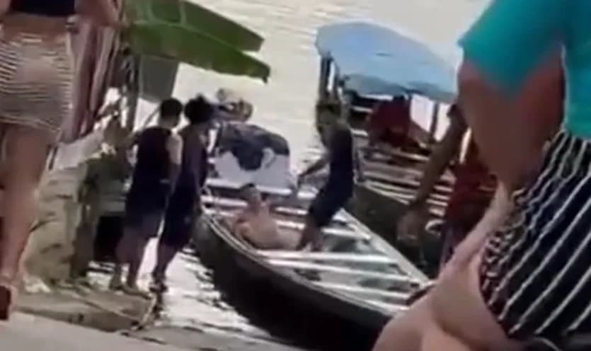 Homem acusado de roubo é agredido com pauladas em embarcação em Tefé