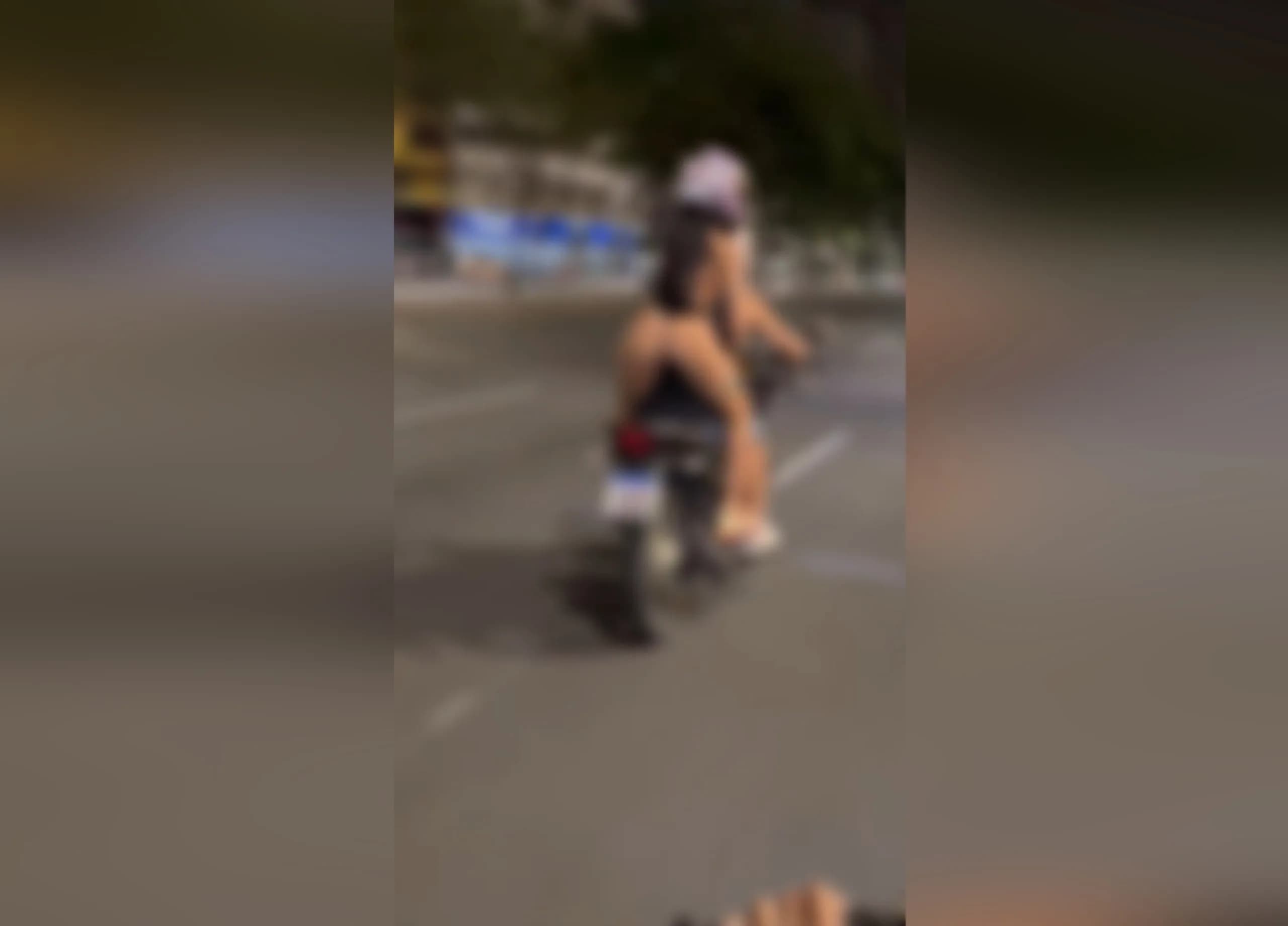 VÍDEO: mulher exibe partes íntimas enquanto anda de moto em Manaus