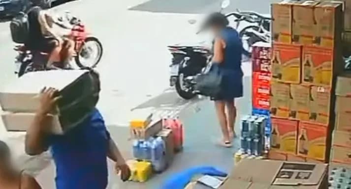 VÍDEO: Câmeras flagram idosa furtando a caixinha de cerveja em Manaus