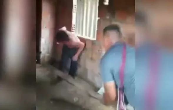 VÍDEO: homem é espancado a pauladas por membros de facção criminosa em Manaus