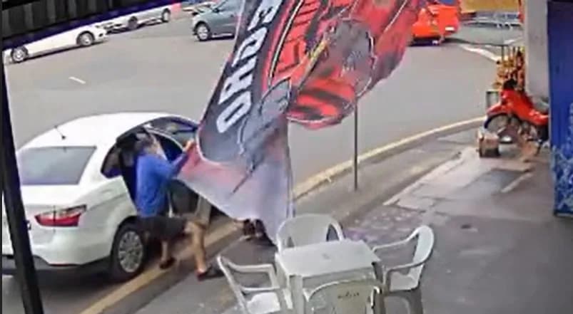Bandeira do Flamengo é furtada de bar no Alvorada e vídeo do crime circula nas redes sociais