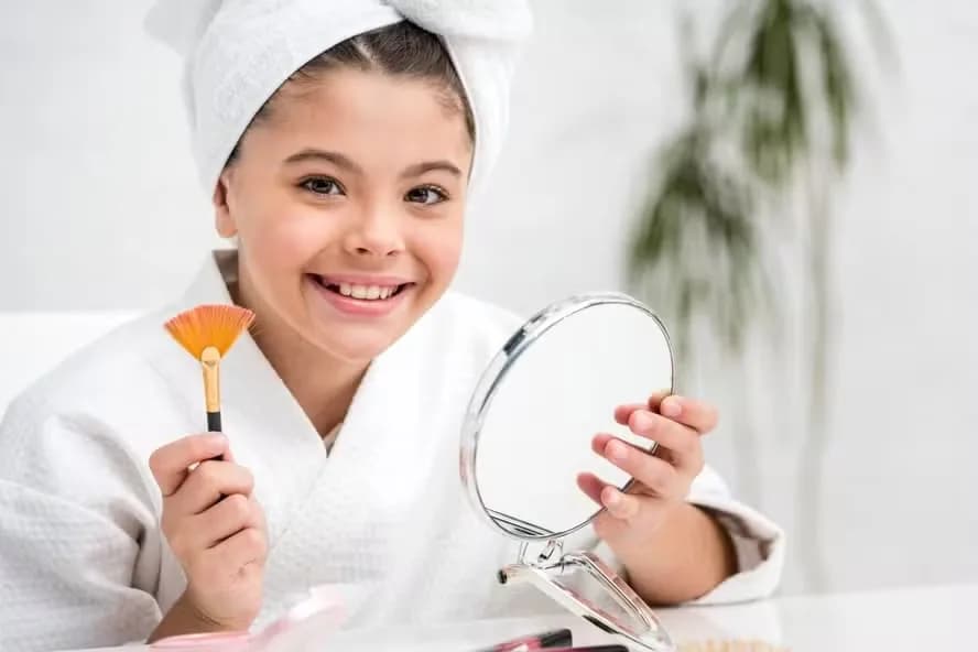 Brinquedos por skincare: 69% das meninas se interessam por maquiagem antes dos 10 anos