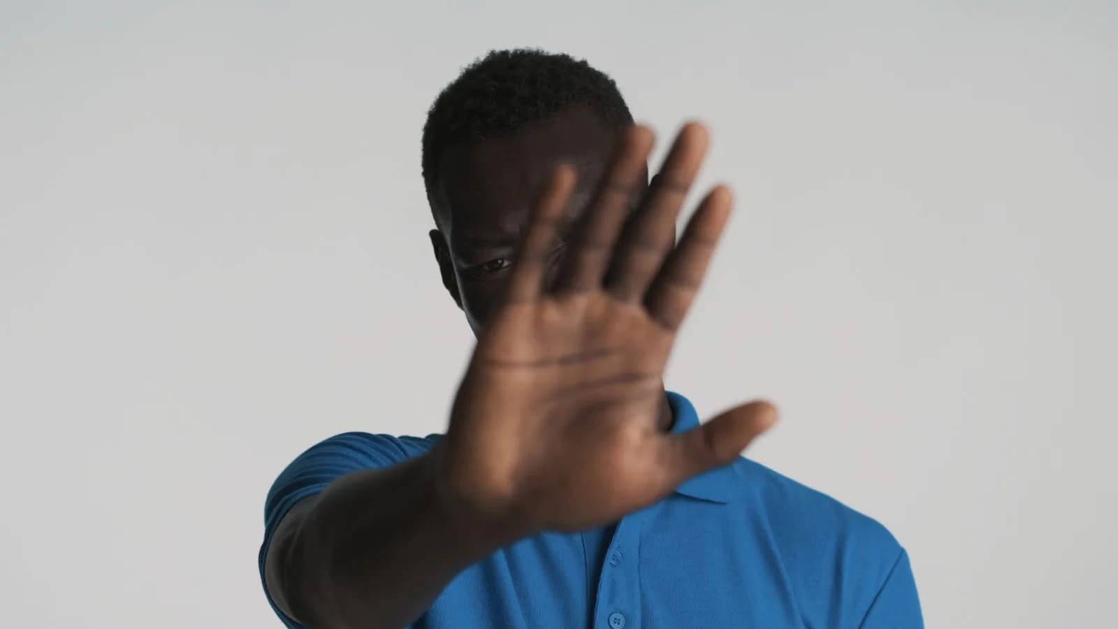 Justiça condena empresas a pagar R$ 57 mil a analista por comentários racistas: “Preto não chega a lugar nenhum”