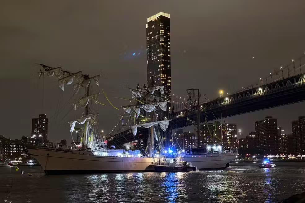 VÍDEO: Navio mexicano bate na ponte do Brooklyn, em Nova York, e deixa dois mortos