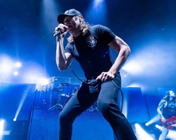 Vocalista da banda 3 Doors Down revela estar com câncer nos rins em estágio 4