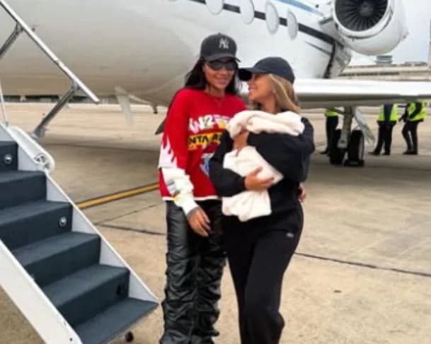 Ludmilla e Brunna Gonçalves voltam ao Brasil com a filha Zuri