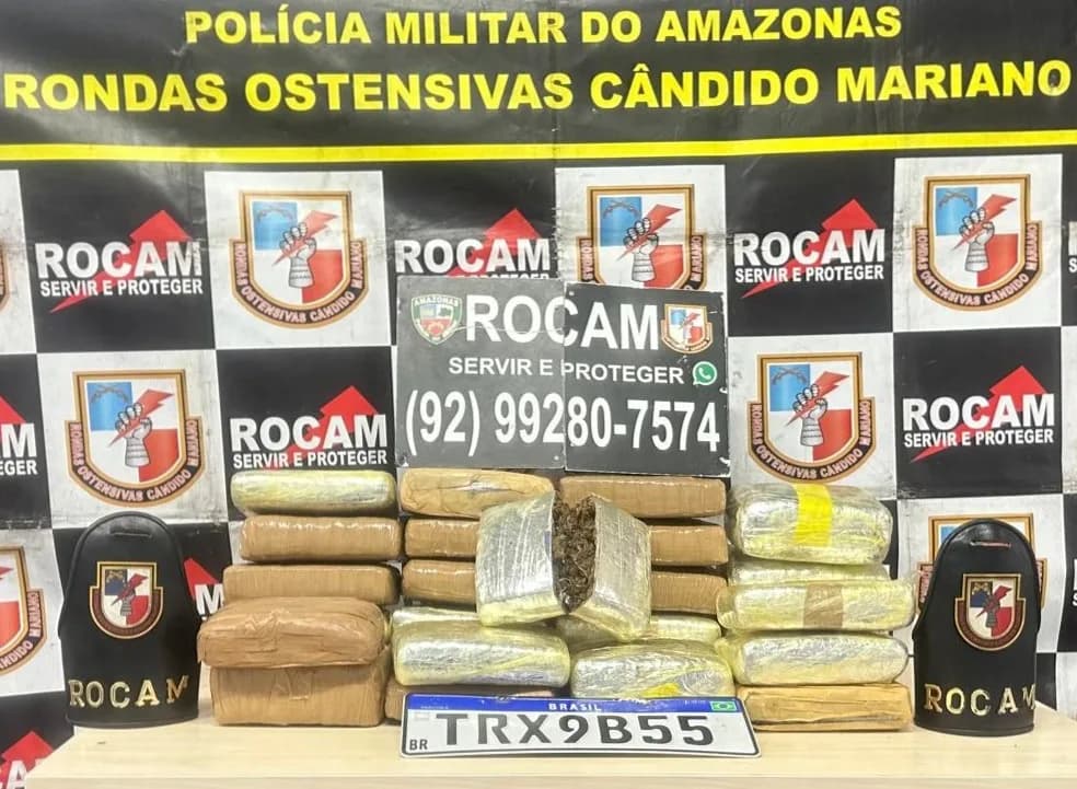 Criminosos escapam e abandonam 28 tabletes de maconha dentro do porta-malas de um carro, em Manaus