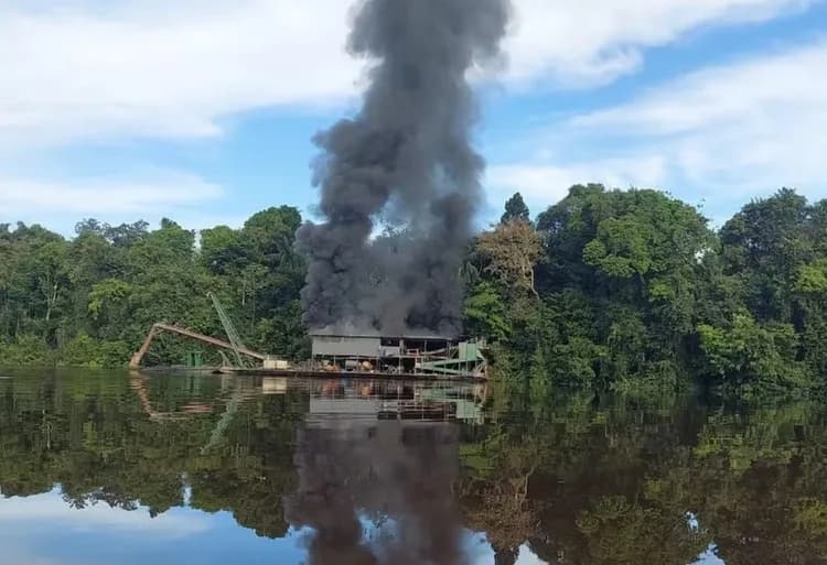 Operação destrói embarcações usadas no garimpo ilegal de ouro em área protegida no AM