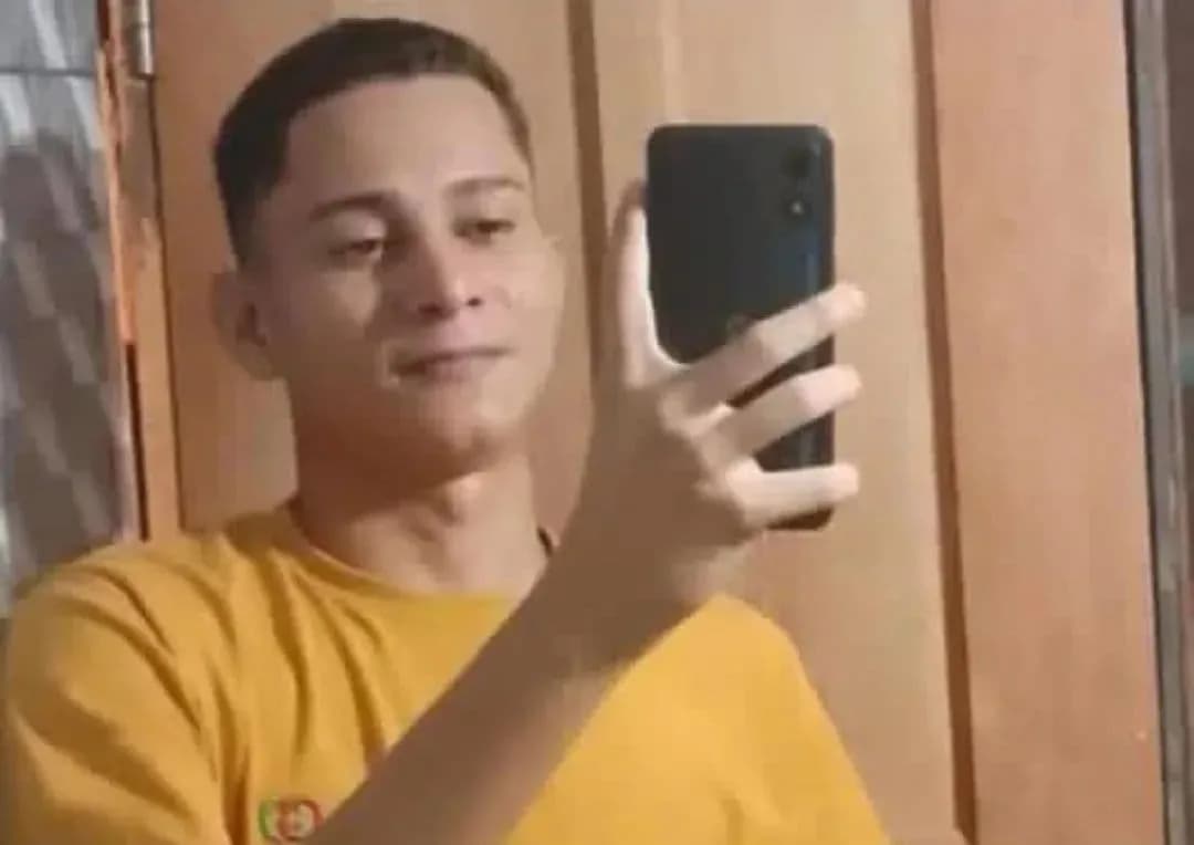 VÍDEO: Jovem é assassinado a tiros dentro de embarcação em Eirunepé