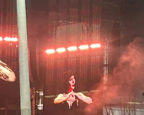 Vídeo: Lady Gaga se aproxima dos fãs durante ensaio geral e leva público ao delírio no Rio de Janeiro