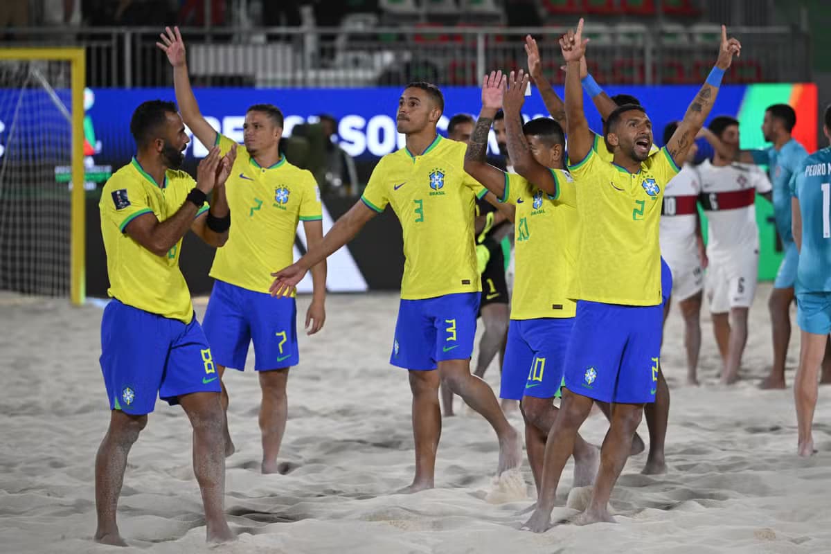 Brasil vence Itália e avança às quartas da Copa do Mundo de Futebol de Areia na África