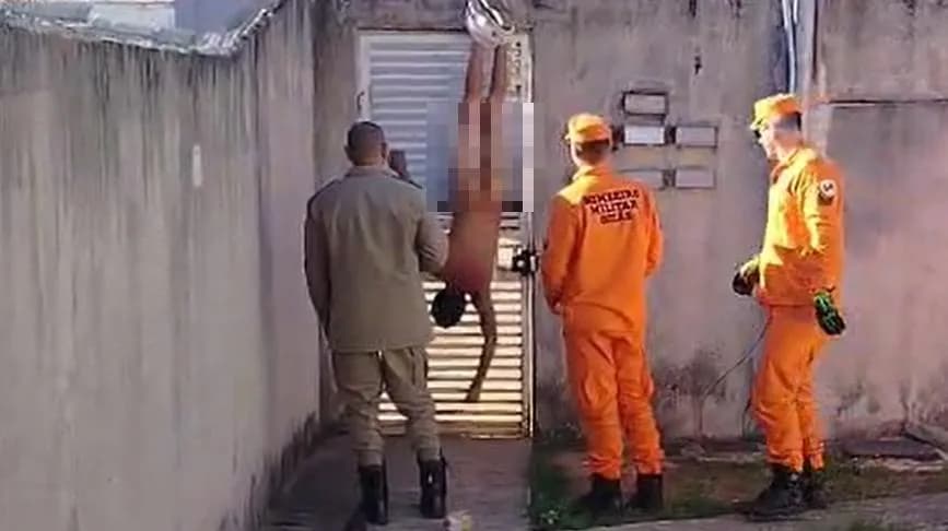 VÍDEO: Homem fica nu e pendurado em muro ao tentar invadir casa da ex-companheira