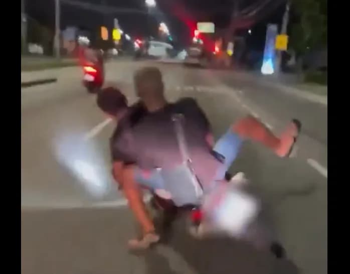 Homens são quase esmagados por carro durante ‘grau’ em moto; vídeo