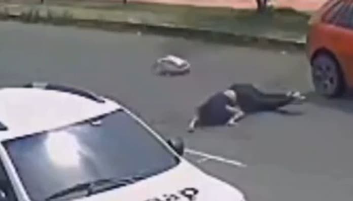 VÍDEO: Estudante desce de ônibus e é atropelada ao atravessar avenida na zona Norte de Manaus