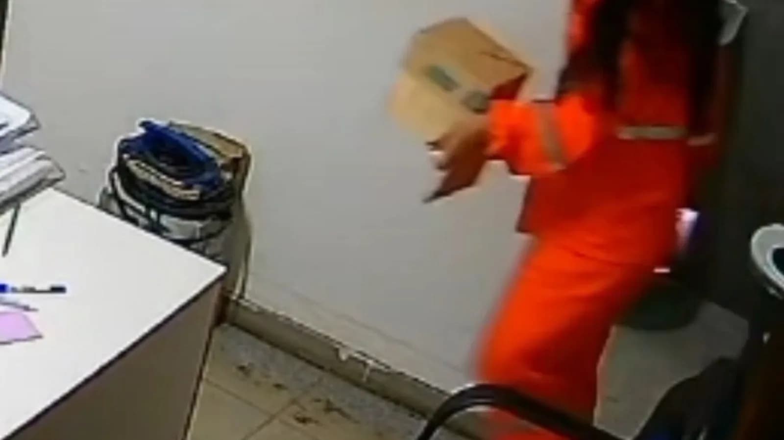 Veja o momento que mulher percebe que está sendo filmada em banheiro de empresa em Manaus