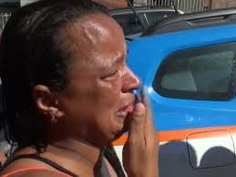 “Me perdoa, gente”: Mãe de preso por assalto a ônibus no RJ se desespera diante da delegacia; vídeo