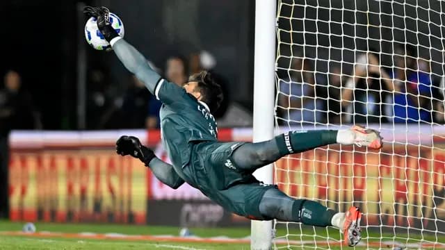 Com brilho de Léo Jardim, Vasco avança às oitavas na Copa do Brasil