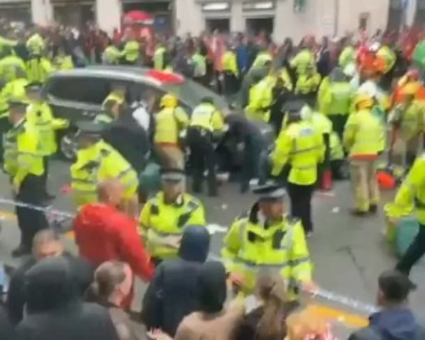 Motorista atropela torcedores do Liverpool FC durante comemoração da Premier League