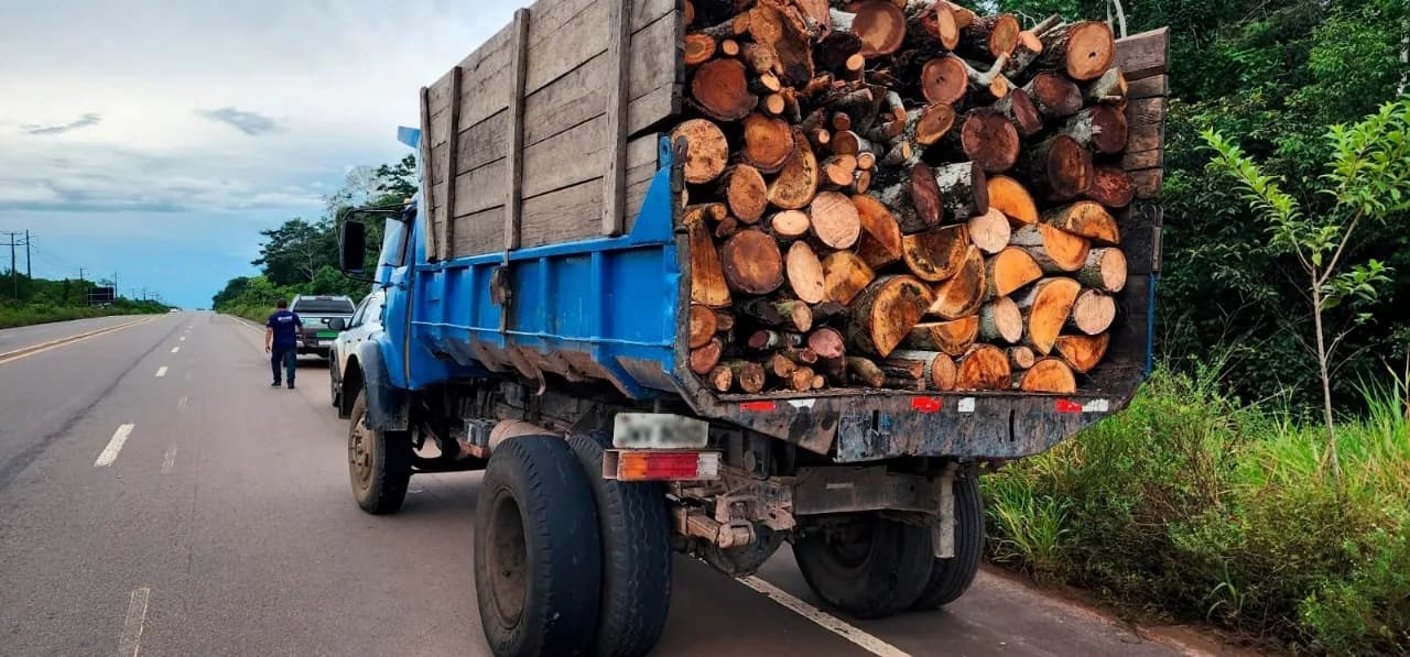 Caminhão com madeira ilegal é multado em R$ 3.600 no Iranduba