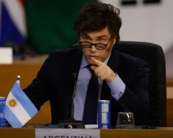 Javier Milei anuncia medidas mais duras para imigrantes na Argentina