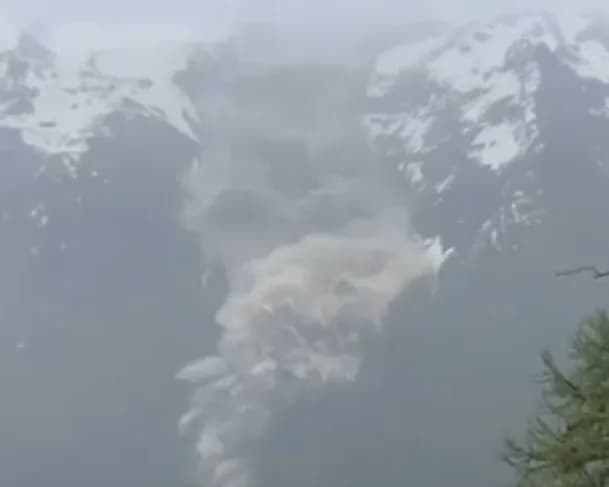 Veja momento em que avalanche soterra vilarejo nos Alpes suíços