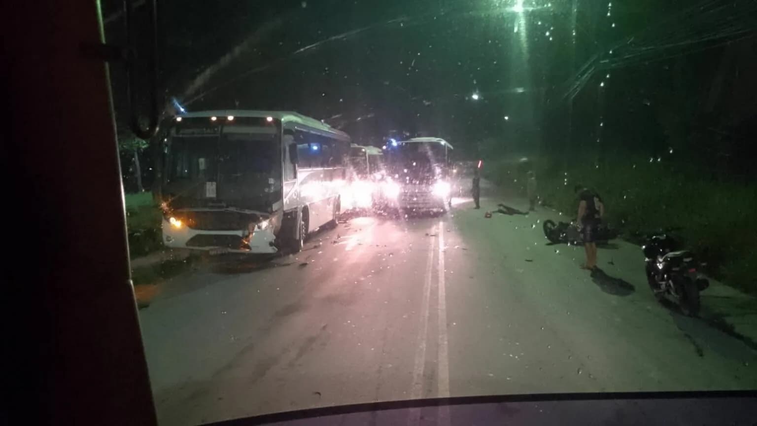 IMAGEM FORTE: Motociclista de APP morre ao bater de frente com ônibus de rota em Manaus