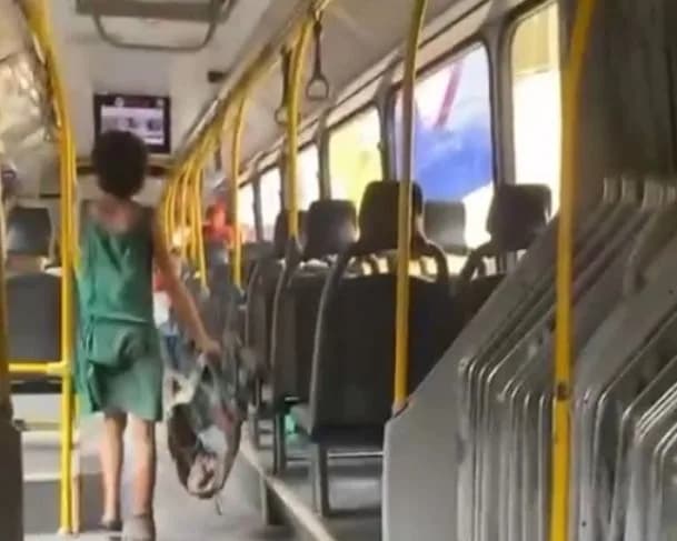VÍDEO: Moradora de rua discute com passageiros e acaba expulsa de ônibus em Manaus
