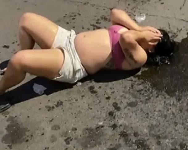 Mulher ciumenta acerta garrafada em cantora durante briga