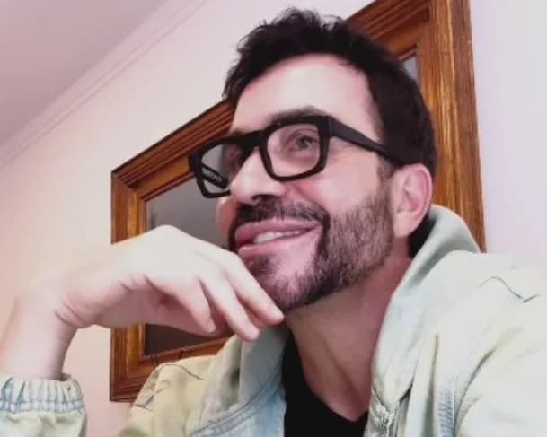 Ex-deputada afirma que Padre Fábio de Melo é gay e diz para “largar a batina e assumir”