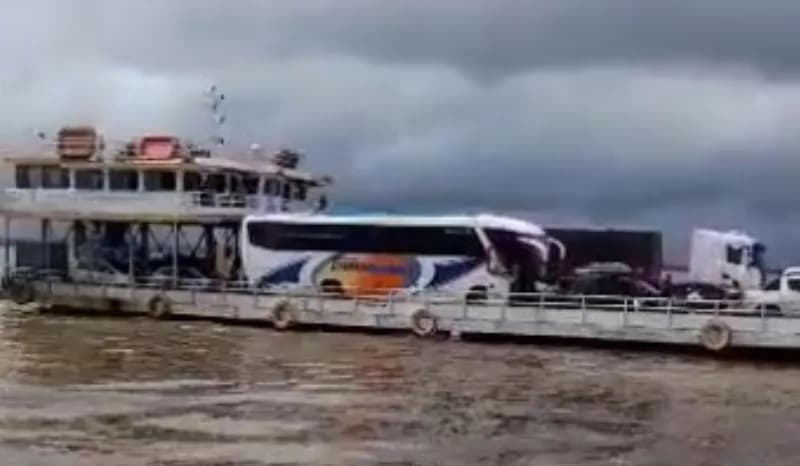 VÍDEO: Passageiros se desesperam durante colisão entre balsas no Amazonas