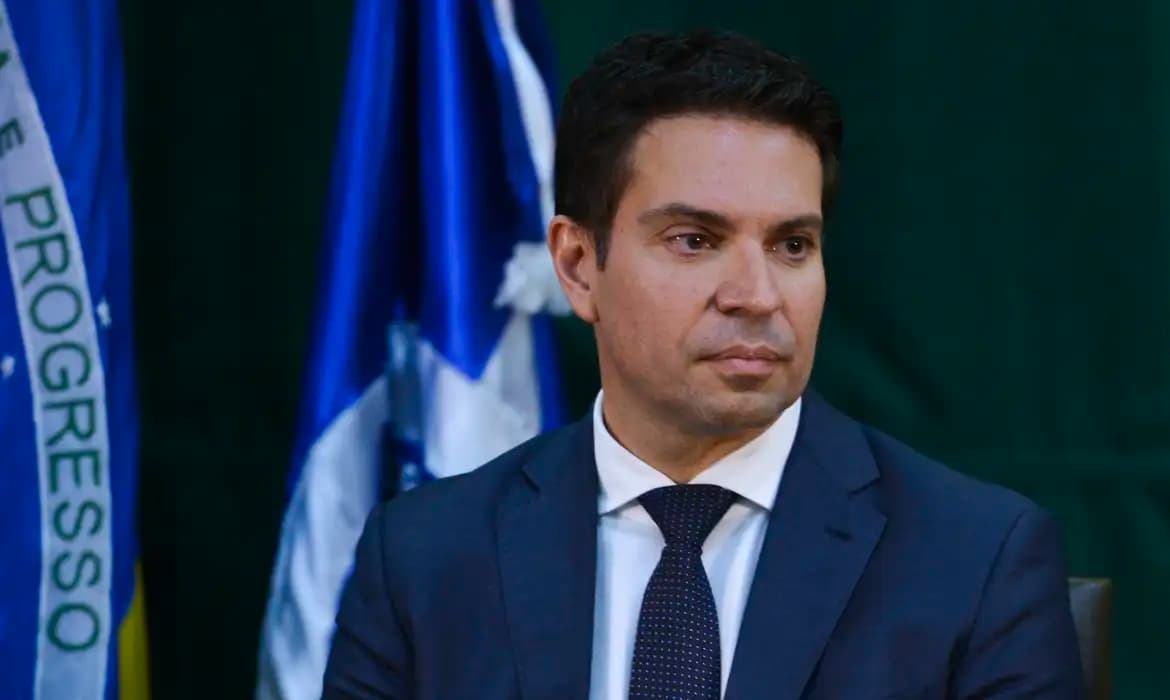 Em live no YouTube, Ramagem diz: &#8220;É lógico que não ia ficar&#8221; no Brasil para ser preso