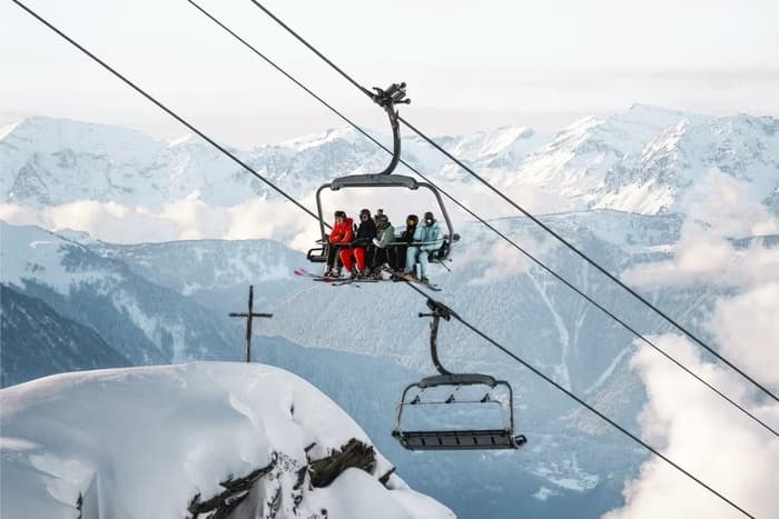 Na Suíça, 5 esquiadores são encontrados mortos após avalanche